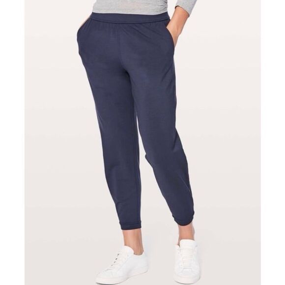 Lululemon Twisted & Tucked 25” Pant in Midnight Navy Size 10 - Picture 3 of 8